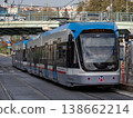 土耳其伊斯坦堡的電車停靠在伊斯坦堡的一個站點。 土耳其伊斯坦堡的電車停靠在伊斯坦堡的一個站點。 138662214