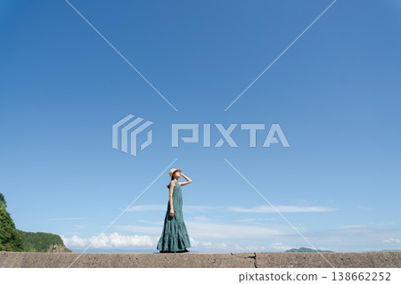 夏天在海灘上散步的女人 138662252