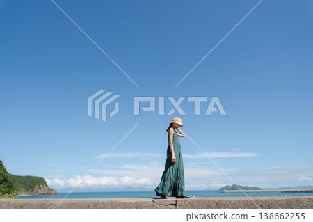 夏天在海灘上散步的女人 138662255