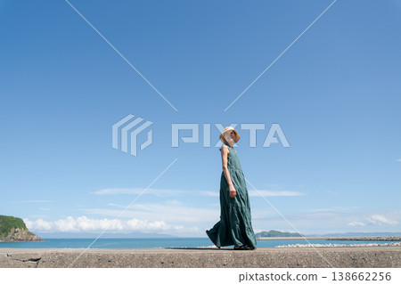 夏天在海灘上散步的女人 138662256