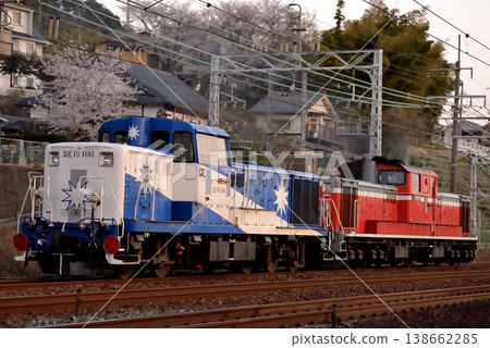 DD51 1193 型機車牽引的轉運列車正在東海道線上運行。 DD51 1193 型機車牽引的轉運列車正在東海道線上運行。 138662285