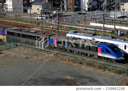 一列 HOT7000 系列列車正在東海道線上行駛(空車運行)。 一列 HOT7000 系列列車正在東海道線上行駛(空車運行)。 138662286