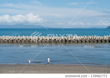 sisters playing on the beach 138662772