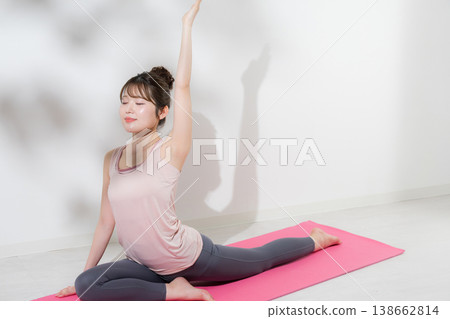 女性健身和伸展圖片，增強髖部靈活性和核心力量，包括瑜珈和肌力訓練（閉上眼睛）。 138662814