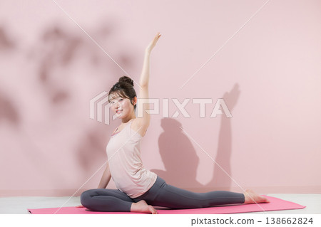 圖片展示了女性健身和伸展運動,旨在提高髖部靈活性和核心力量,包括瑜珈和肌力訓練,模特兒們直視鏡頭。 圖片展示了女性健身和伸展運動,旨在提高髖部靈活性和核心力量,包括瑜珈和肌力訓練,模特兒們直視鏡頭。 138662824