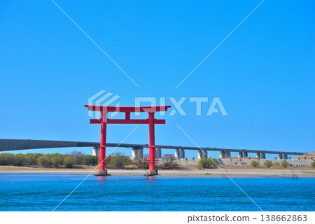 靜岡縣:濱松市弁天島的紅色鳥居和藍天 靜岡縣:濱松市弁天島的紅色鳥居和藍天 138662863