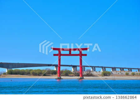 靜岡縣:濱松市弁天島的紅色鳥居和藍天 靜岡縣:濱松市弁天島的紅色鳥居和藍天 138662864