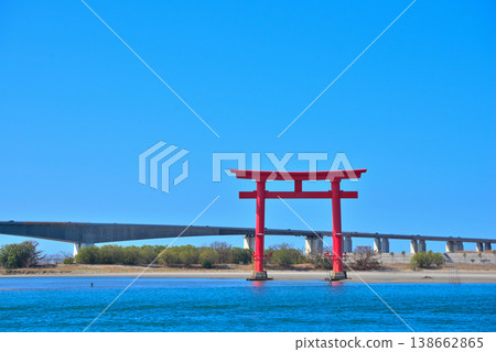 靜岡縣：濱松市弁天島的紅色鳥居和藍天 138662865