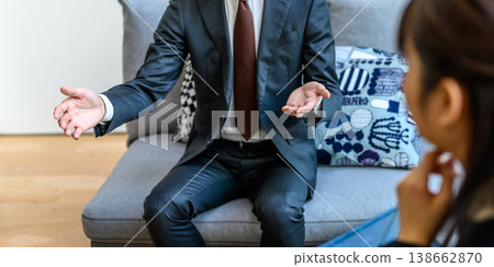 一位商人正在沙發上開會。 138662870