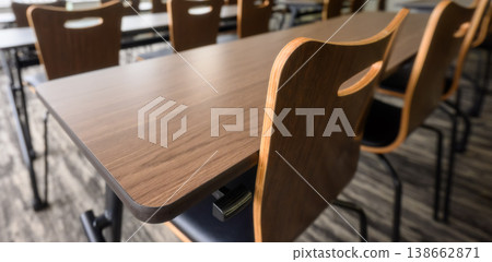 會議室裡的木桌椅 會議室裡的木桌椅 138662871