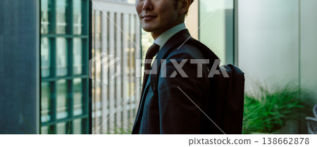 一名男子背著背包走在城市裡。 138662878