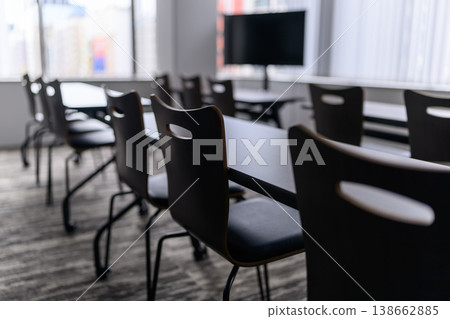 會議室裡的桌椅，後面放著一台顯示器。 138662885