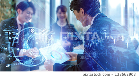 業務團隊在會議期間審閱文件 138662908