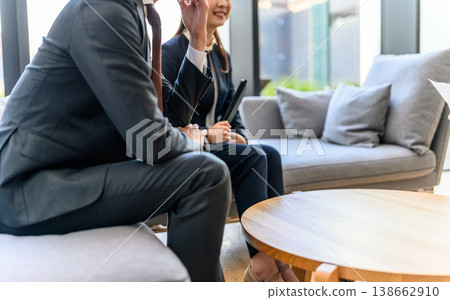 一位商務人士坐在沙發上進行商務談判。 138662910