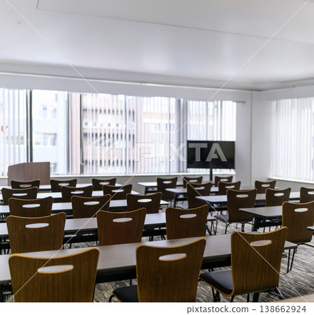 空蕩蕩的會議室和窗外的景色。 138662924