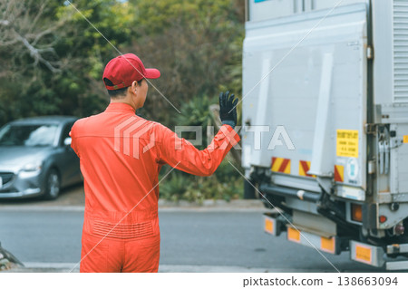Auto mechanic 138663094