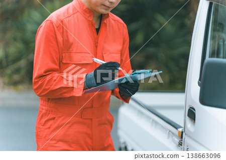 小型卡車和汽車修理工 小型卡車和汽車修理工 138663096