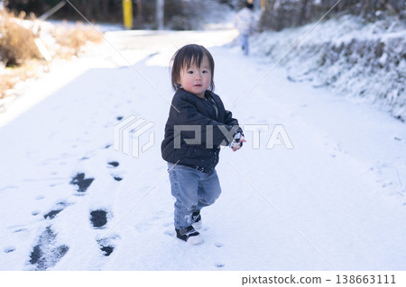 寶寶在雪地玩耍 寶寶在雪地玩耍 138663111