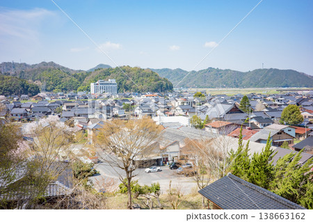 從兵庫縣豐岡市出石城遺址眺望出石町,櫻花正值盛開。 從兵庫縣豐岡市出石城遺址眺望出石町,櫻花正值盛開。 138663162
