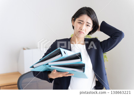 忙碌的女商人 忙碌的女商人 138663221