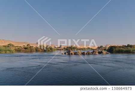 阿斯旺尼羅河沿岸的寧靜景色,是由沙丘和岩礁交織而成的河岸風光。 阿斯旺尼羅河沿岸的寧靜景色,是由沙丘和岩礁交織而成的河岸風光。 138664973