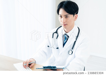 一位年輕醫生正在進行體檢 138665304