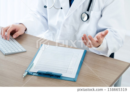 一位年輕醫生正在進行體檢的雙手 138665319