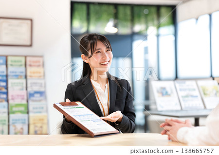 一位女士正在解釋合約細節。 一位女士正在解釋合約細節。 138665757