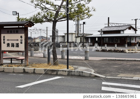 關西本線井田川站和三重縣龜山市的東海道道路資訊牌。 關西本線井田川站和三重縣龜山市的東海道道路資訊牌。 138665961