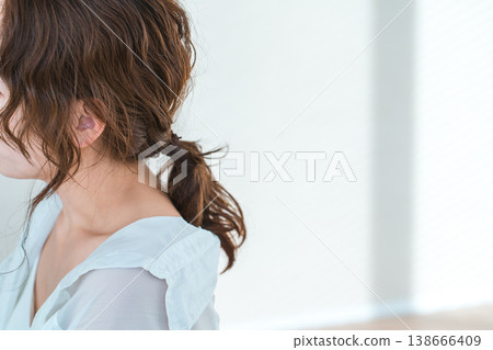 A profile view of a woman with brown hair in a ponytail (hair arrangement, nuanced hairstyle) 138666409