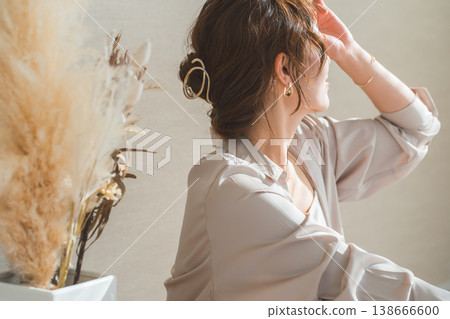 一位女士和幾束乾花在沐浴西曬的客廳（模特兒、時尚、光線、陰影） 138666600