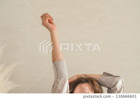 窗邊伸出的一隻女人的手 138666601
