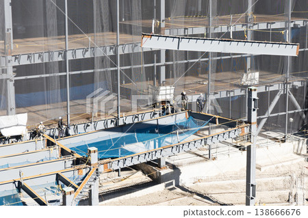 鋼結構建築工地場景：用起重機吊起鋼樑（第 4 部分）。 138666676