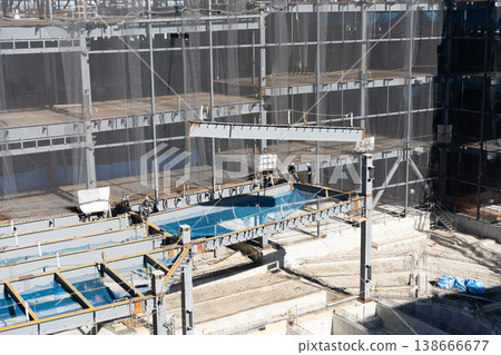 鋼結構建築工地場景：用起重機吊起鋼樑（5） 138666677