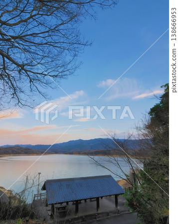 Mannō Pond at sunset, as seen from Kannō Shrine, Mannō Town, Kagawa Prefecture 138666953