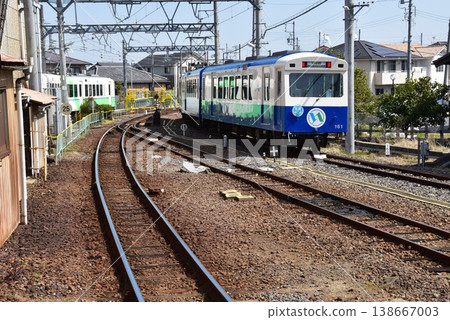 在三重縣四日市飛鳥鐵道宇津部站附近,有一列火車 在三重縣四日市飛鳥鐵道宇津部站附近,有一列火車 138667003
