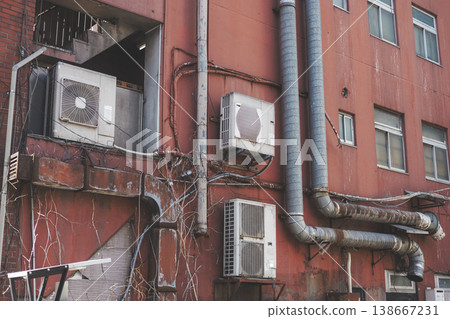 安裝在外牆上的空調室外機和管道;污垢;建築物外牆 安裝在外牆上的空調室外機和管道;污垢;建築物外牆 138667231