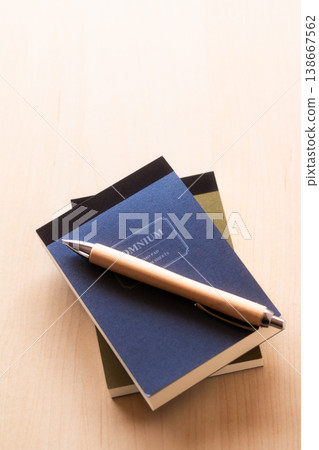 記事本和圓珠筆 138667562