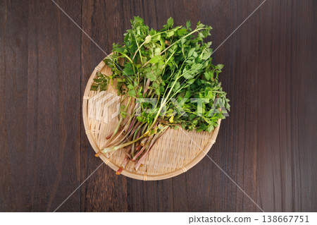 新鮮日本歐芹，裝在籃子裡 138667751