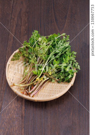 新鮮日本歐芹，裝在籃子裡 138667753