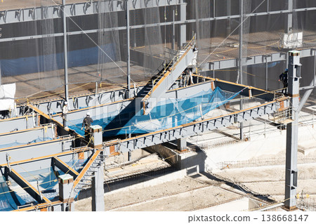 一名工人在鋼結構建築工地以繩索引導懸掛的重物,並進行起重機吊運作業(圖 8)。 一名工人在鋼結構建築工地以繩索引導懸掛的重物,並進行起重機吊運作業(圖 8)。 138668147