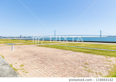 Okura Coast and Akashi Kaikyo Bridge (Akashi City, Hyogo Prefecture) Okura Coast and Akashi Kaikyo Bridge (Akashi City, Hyogo Prefecture) 138668182