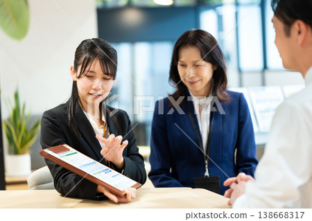 一位女士正在解釋合約細節。 138668317