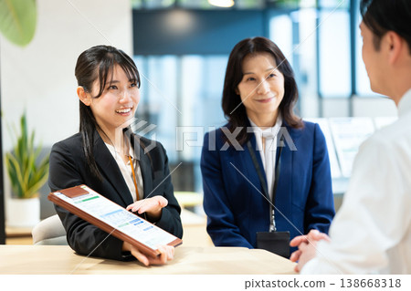 一位女士正在解釋合約細節。 138668318