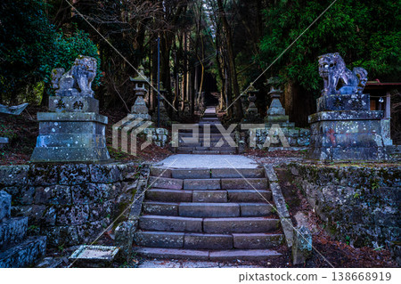 Dawn at Kamishikimi Kumanoza Shrine [Takamori Town, Aso District, Kumamoto Prefecture] 138668919