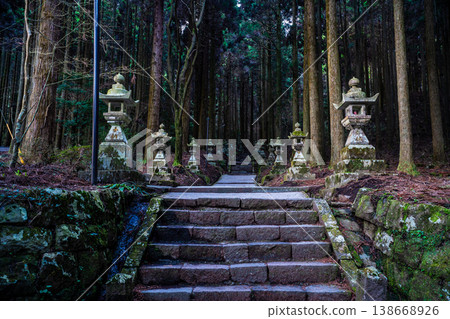 Dawn at Kamishikimi Kumanoza Shrine [Takamori Town, Aso District, Kumamoto Prefecture] 138668926