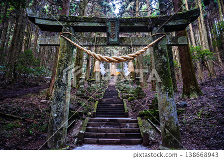 Dawn at Kamishikimi Kumanoza Shrine [Takamori Town, Aso District, Kumamoto Prefecture] 138668943