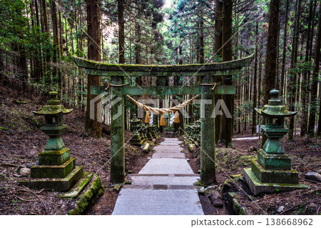 Dawn at Kamishikimi Kumanoza Shrine [Takamori Town, Aso District, Kumamoto Prefecture] 138668962