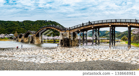 金帶橋-一座長200公尺的木橋,由五個拱組成。它建於1673年,後經修復。 金帶橋-一座長200公尺的木橋,由五個拱組成。它建於1673年,後經修復。 138668981