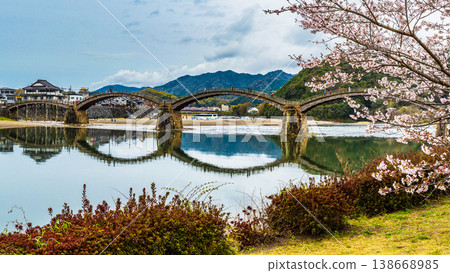 金帶橋－一座長200公尺的木橋，由五個拱組成。它建於1673年，後經修復。 138668985